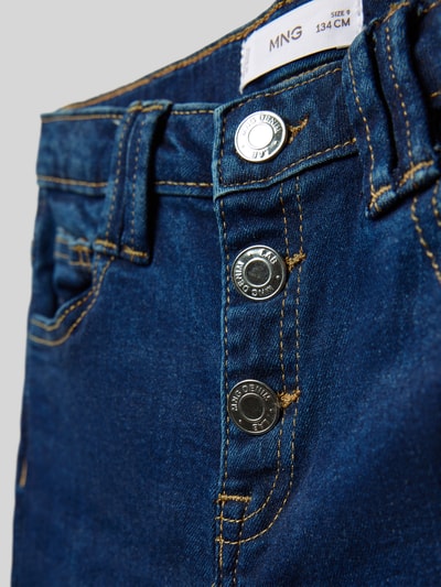 Produktfoto, Flared Jeans mit 5-Pocket-Design von Mango aus Baumwoll-Elasthan-Mix in dunklem Jeansblau, Detailaufnahme, Bundweite 30 cm, Innenbeinlänge 62 cm.