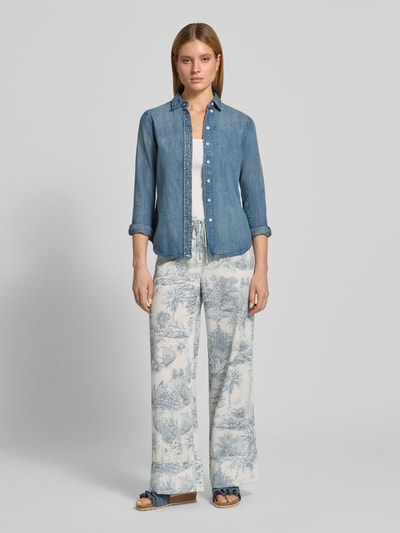 Vrouwenmodel draagt stoffen broek met all-over look, relaxed fit, elastische band, model 'VIOLETTA' van SEDUCTIVE, dames, vooraanzicht volledige lichaamsopname.