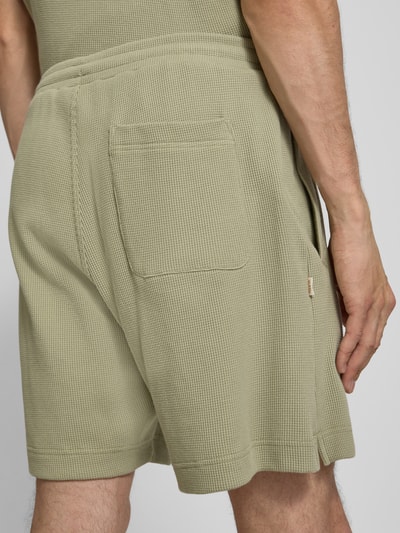 Männermodel trägt Shorts mit Strukturmuster und Label-Stitching von BLKVIS aus Reine Baumwolle, Regular-Fit, Detailaufnahme Rückansicht.