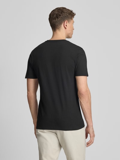 Männermodel trägt T-Shirt mit Logo und Rundhalsausschnitt von GAP in Schwarz, Reine Baumwolle, Regular-Fit, Rückenlänge 69 cm, Ganzkörperansicht Rückansicht.