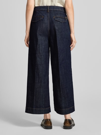 Frauenmodel trägt Cropped Wide Leg Jeanshose Modell 'Bantry Nippon' von MOS MOSH aus dunkelblauem Baumwoll-Mix mit Stretch-Anteil, Wide Leg und Cropped-Look, sichtbare Nähte, strukturierte Stoffoberfläche, Bundweite 37 cm, Innenbeinlänge 66 cm, Ganzkörperansicht Rückansicht.
