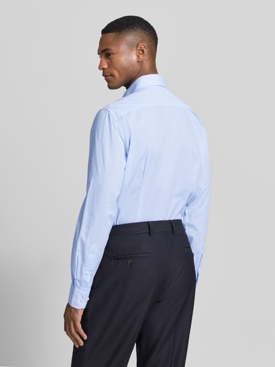Męski model nosi Slim Fit Freizeithemd aus Baumwoll-Mix von Tommy Hilfiger Tailored, jasnoniebieska kolorystyka, krata, bawełniany materiał z domieszką stretchu, długie rękawy, klasyczny kołnierzyk, widoczne logo, guziki, krój slim fit, jednolita faktura, widok całej sylwetki z tyłu.