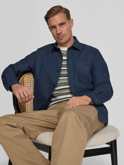 Männermodel trägt Regular Fit Freizeithemd mit Brusttasche Modell 'Kalan' von JOOP! Collection, Baumwoll-Mix, Ganzkörperansicht von vorne.