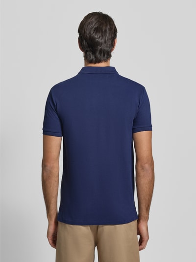 Männermodel trägt Slim Fit Poloshirt mit Logo-Stitching von Polo Ralph Lauren aus reiner Baumwolle, Unifarbenes-Design, Ganzkörperansicht Rückansicht.