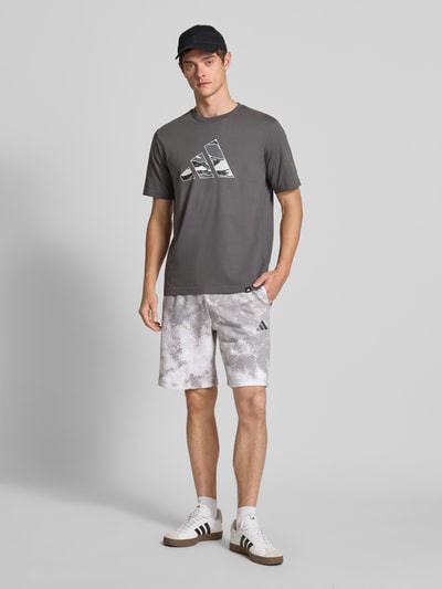 adidas Sportswear Korte broek met labelstitching en elastische band Middengrijs - 1