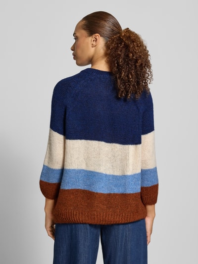 Frauenmodel trägt Relaxed Fit Pullover mit Woll-Anteil in Strick-Optik von MORE & MORE, breite Blockstreifen in Blau, Creme, Braun, Rückenansicht, Ganzkörperansicht Rückansicht.