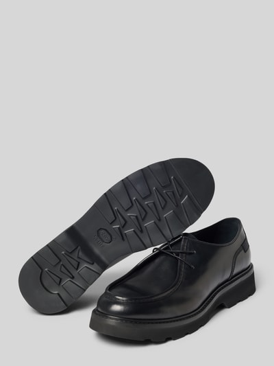 Produktfoto, Halbschuhe aus echtem Leder Modell 'Derby' von Woolrich, abgerundete Form, schwarzer Glattleder-Look, sichtbare Sohle, Logo-Detail