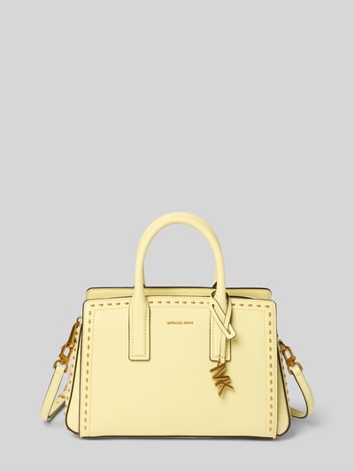 Produktfoto, Handtasche mit Logo-Detail Modell 'Laila' von MICHAEL Michael Kors, Hauptfach mit Reißverschluss, abnehmbarer Trageriemen, Schulterriemen, Breite 29 cm, Länge 19 cm, Tiefe 11 cm, Länge Schulterriemen 130 cm, glatte helle Oberfläche mit goldfarbenen Metall-Details.