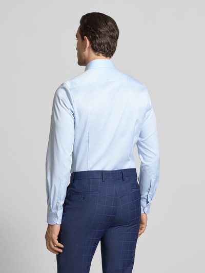 Männermodel trägt Slim Fit Business-Hemd in unifarbenem Design mit Kentkragen von OLYMP Level Five, Reine Baumwolle, Rückenansicht.