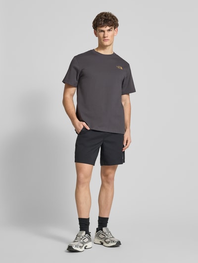 Mannelijk model draagt Relaxed Fit T-Shirt aus reiner Baumwolle van The North Face, katoen, relaxed fit, ronde hals, labelprint, ruglengte 72 cm, vooraanzicht volledig lichaam
