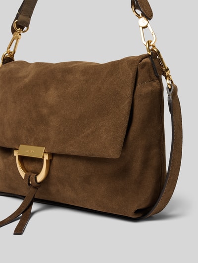 Produktfoto, Handtasche aus Leder Modell 'TEMI' von Abro in braun, samtige Textur, goldfarbener Magnetverschluss, Detailaufnahme, Hauptfach mit Überschlag und Schulterriemen, Maße 27x21x11 cm, Länge Schulterriemen 105 cm