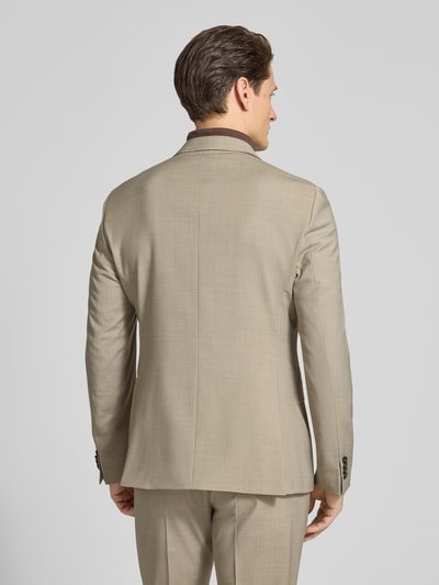 Männermodel trägt Regular Fit Anzugjacke mit Woll-Anteil Modell 'Jamie' von Tiger Of Sweden in Beige, Pattentaschen, Ganzkörperansicht Rückansicht.