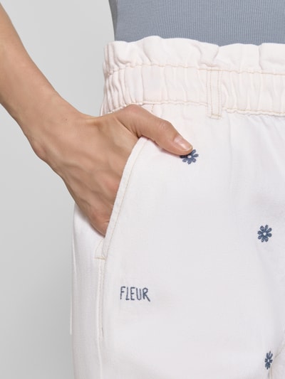 Frauenmodel trägt Paperbag Jeans mit Eingrifftaschen von Jake*s Casual, Reine Baumwolle, Weiß mit Stickerei, Nahaufnahme Oberkörper.