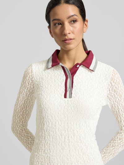 Frauenmodel trägt Slim Fit Kleid mit Polokragen von Marc Cain in Weiß mit semitransparenter Spitze, Nahaufnahme Oberkörper.