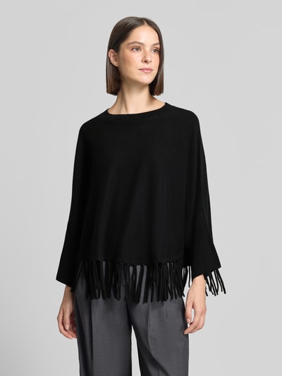 Frauenmodel trägt Relaxed Fit Pullover aus Woll-Mix mit Kaschmir-Anteil von HERZENS, Schwarz, Strick-Optik, Fransensaum, Ganzkörperansicht von vorne.