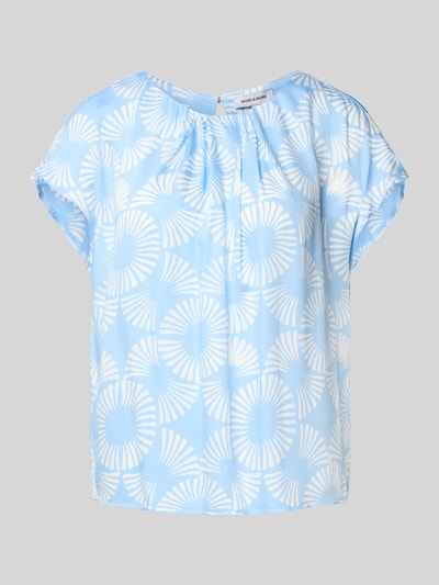 Produktfoto, Blusenshirt aus Viskose mit Rundhalsausschnitt von More & More im Allover-Look in Hellblau und Weiß, Regular-Fit, reine Viskose, Rückenlänge 55 cm bei Größe 36.