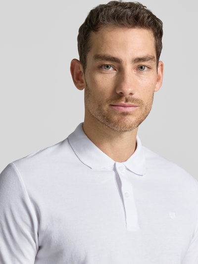 Männermodel trägt Slim Fit Poloshirt mit Stitching von Jack & Jones Premium aus Reine Baumwolle mit Knopfleiste, Nahaufnahme Oberkörper