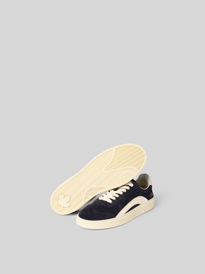 Produktfoto, Sneaker mit Schnürverschluss von Dsquared2 für Herren, abgerundete Spitze, Label-Detail, strukturierte Sohle, dunkelblau und cremefarben, Absatzhöhe 3 cm, Schafthöhe 7 cm bei Größe 44.