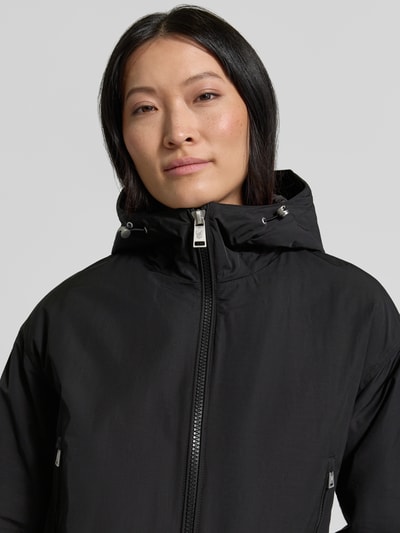 Vrouwenmodel draagt Regular Fit Jacke met katoenmix van Fuchs Schmitt, Materiaalmix, capuchon met tunnelkoord, tweewegritssluiting, maatinfo, Nahaufnahme bovenlichaam.