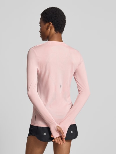 Frauenmodel trägt Slim Fit Longsleeve mit Logo-Print Modell 'Road' von ASICS TIGER in zartem Rosa, glatte Textur, Rückenlänge 61 cm, Ganzkörperansicht Rückansicht.