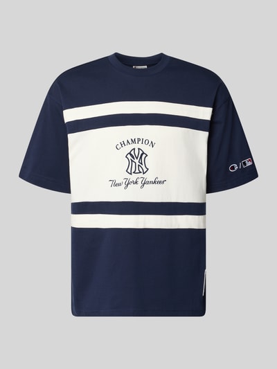 Produktfoto, Relaxed Fit T-Shirt aus reiner Baumwolle von Champion, marineblau und weiß, Logo-Print, Motiv-Stitching, Rundhalsausschnitt.