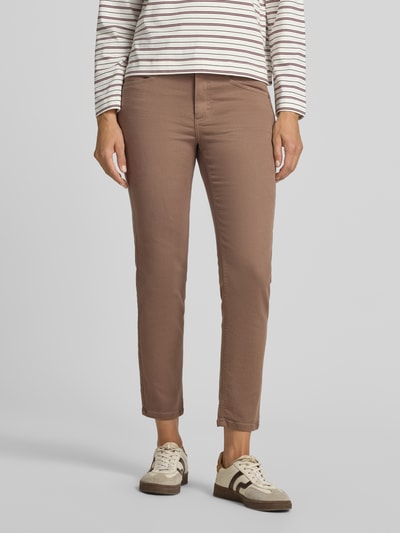 Frauenmodel trägt Slim Fit Jeans aus Baumwoll-Mix Modell 'ORNELLA SPORTY' von ANGELS in Braun, glatte Struktur, Damen Slim Fit Jeans, Nahaufnahme Oberkörper.