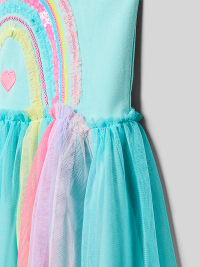 Meisje draagt jurk met pailletten en stitching van DANAMADE, mix van katoen en elastaan, recht model, regenboogdetail, detailopname