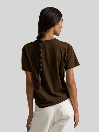 Frauenmodel trägt Regular Fit T-Shirt aus reiner Baumwolle von Polo Ralph Lauren in Braun, unifarben, kurzarm, Ganzkörperansicht Rückansicht.