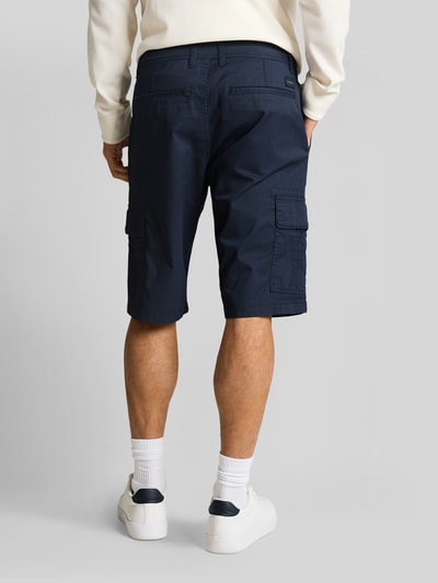 Männermodel trägt Regular Fit Cargoshorts aus Baumwoll-Mix von Tom Tailor, Optik: Unifarben, Strukturiert, Ganzkörperansicht Rückansicht.