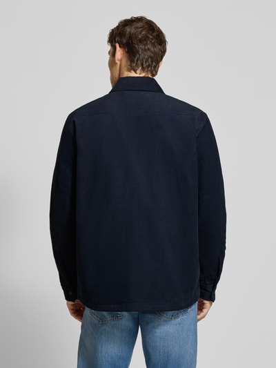 Männermodel trägt donkerblau Regular Fit Hemdjacke aus katoenmix model 'Locky_2_M' van BOSS Orange, Ganzkörperansicht Rückansicht.
