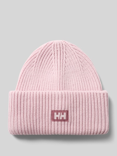 Produktfoto, Beanie in Strick-Optik mit Logo-Patch von Helly Hansen in Rosa mit fixiertem Bund und sichtbarem Strukturmuster.