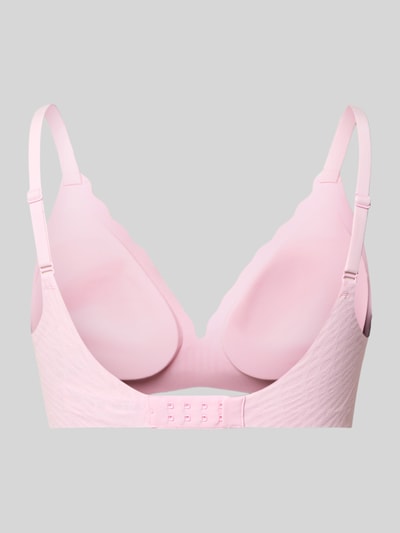 Männermodel trägt Slim Fit SportBH in semitransparentem Design Modell 'Bliss' von Sloggi, elastyczna mieszanka materiałów, regulowane ramiączka, zapięcie na haftkę, krój slim fit, półprzejrzysty materiał, widok całkowity z tyłu.
