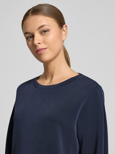 Modelka kobieca nosi Comfort Fit Sweatshirt aus Modal-Mix od s.Oliver RED LABEL, gładki granatowy kolor, okrągły dekolt, 3/4 rękawy, scuba, modal-mix, zbliżenie górnej części ciała