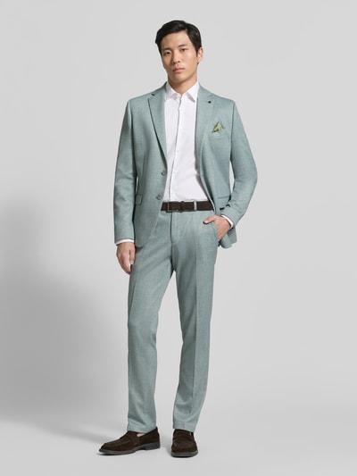 Męskimodel nosi Slim Fit 2-Knopf-Sakko mit Pattentaschen Modell 'Nick' von Zuitable, jasnoszary, mieszanka bawełny, krój slim fit, kołnierz z połami, kieszenie z patką, długość tyłu w rozmiarze 50: 71 cm, szerokość w rozmiarze 50: 45 cm, długość rękawów w rozmiarze 50: 67 cm, gładka tekstura, Ganzkörperansicht von vorne.