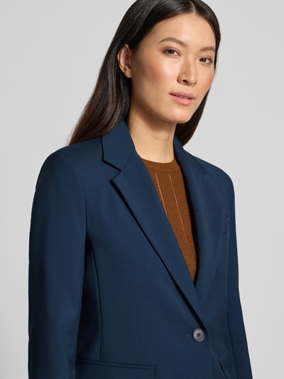 Frauenmodel trägt Regular Fit Longblazer aus reiner Schurwolle Modell 'WKDLAMINE' von Max Mara in Dunkelblau, Damen Longblazer von Weekend Max Mara, Nahaufnahme Oberkörper.