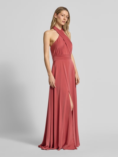 Kobiece model prezentuje wieczorową sukienkę z pasem w talii od Laona, satyna, krój slim fit, długość maxi, kolor różowy, widok całej sylwetki z przodu