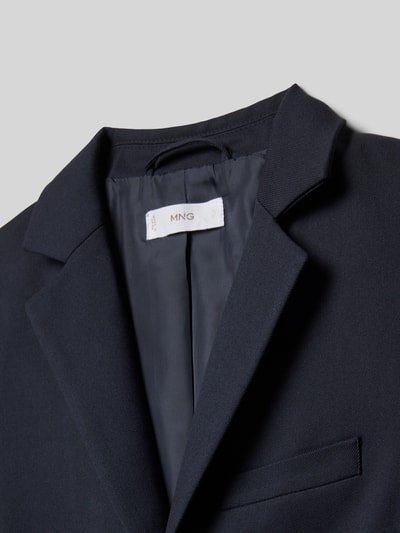 Produktfoto, dunkelblauer Regular Fit Blazer mit Viskose-Anteil Modell 'Rai' von Mango, Reverskragen, Brusttasche, fein strukturierte Oberfläche