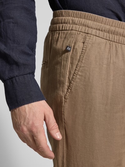 Männermodel trägt Straight Fit Leinenhose mit elastischem Bund Modell 'Barton' von Matinique, Leinen-mix, nahaufnahme Oberkörper.