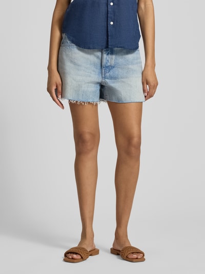 Kobiece modelka nosi Relaxed Fit Bermudas aus reiner Baumwolle od Polo Ralph Lauren, jasnoniebieski denim z frędzlami, 5-kieszeniowe, widok całej sylwetki z przodu.
