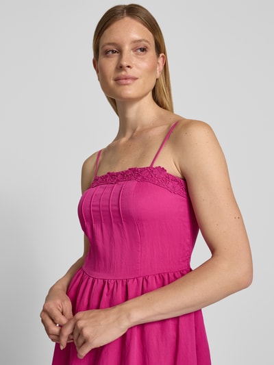 Frauenmodel trägt Midikleid aus Lyocell-Mix mit Spitzenbesatz von Jake*s Casual, A-Linie, Spaghettiträger, Viskose-Anteil, Nahaufnahme Oberkörper.