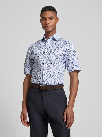 Männermodel trägt Regular Fit Business-Hemd mit floralem Muster und Kentkragen von OLYMP, Baumwolle, Ganzkörperansicht von vorne.