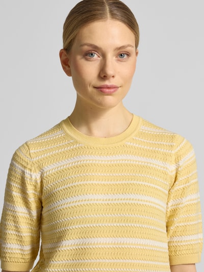 Vrouwenmodel draagt gebreide pullover uit katoenmix van Scotch & Soda, getailleerd, ronde hals, tricotlook, 3/4-mouw, Nahaufnahme Oberkörper.