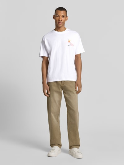 Männermodel trägt weißes T-Shirt mit rückseitigem Motiv-Print von MCNEAL, aus Bio-Baumwolle, gerade Form, Ganzkörperansicht von vorne