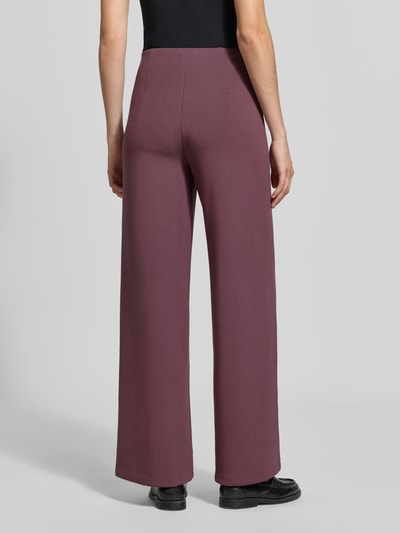 Kobiece model prezentuje spodnie Wide Fit Hose mit Ziernähten von Christian Berg Woman, elastyczna mieszanka materiałów z modem, krój wide fit, ozdobne szwy, elastyczny pas, widok całej sylwetki od tyłu.