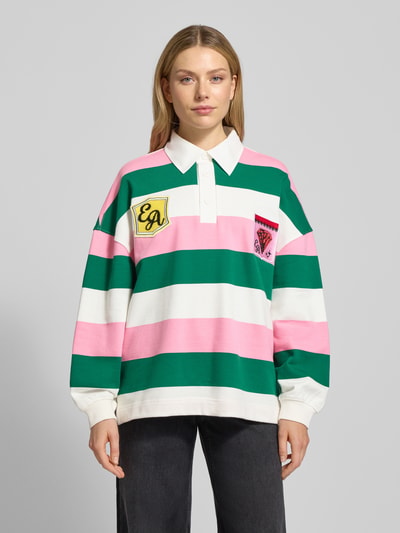 Frauenmodel trägt Comfort Fit Sweatshirt aus Baumwoll-Mix Modell 'JOUEUR' von Essentiel Antwerp, mehrfarbige Optik mit Aufnäher, Stickereien und Zierperlen-Besatz, Polokragen, Langarm, gerippte Ärmelabschlüsse, Rumpfabschluss mit Seitenschlitzen, Sweat-Material, Ganzkörperansicht von vorne.