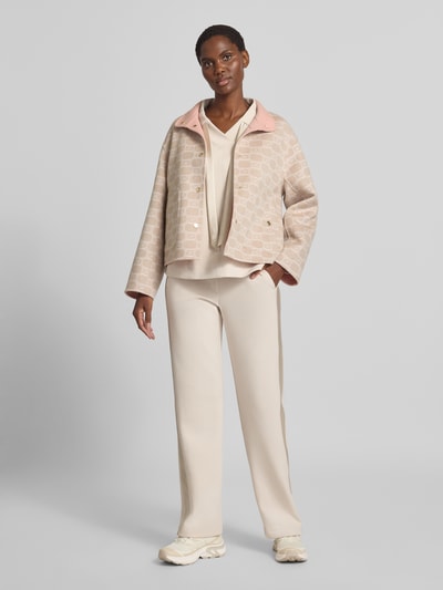Frauenmodel trägt Sweatshirt mit Kapuze von MARC CAIN in Unifarbe mit Strukturmuster, Kordeln, V-Ausschnitt, elastische Bündchen, Ganzkörperansicht von vorne.