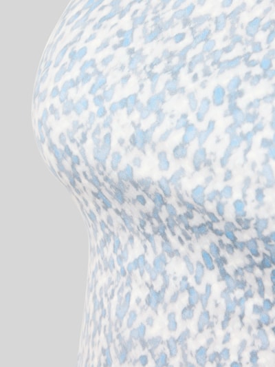 Frauenmodel trägt Slim Fit Bralette mit integrierten Cups Modell 'Harley' von VARLEY, elastischer Material-Mix, Nahaufnahme Oberkörper.