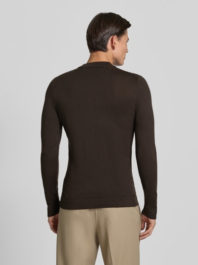 Männermodel trägt Slim Fit Longsleeve aus reiner Schurwolle Modell 'Arwon' von DRYKORN in Braun, strukturierte Oberfläche, Ganzkörperansicht Rückansicht. Rückenlänge 67 cm, Ärmellänge 68 cm, Stehkragen.