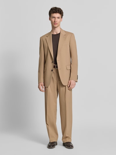 Männermodel trägt Loose Fit Anzughose mit Baumwoll-Anteil Modell 'JAROD2' von Strellson, Optik: Unifarben, Materialverarbeitung: Twill, Ganzkörperansicht von vorne.