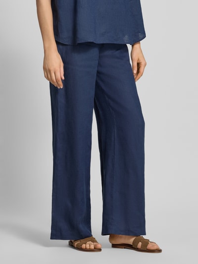 Frauenmodel trägt Leinenhose mit elastischem Bund von Emily Van den Bergh in Dunkelblau, Wide Leg Fit, Nahaufnahme Unterkörper.